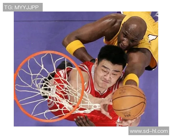 姚明在雅典赛场的怒吼背后展现了中国篮球的坚韧与不屈精神